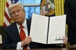 　米ホワイトハウスで大統領令を掲げるトランプ大統領＝２月１０日、ワシントン（ＡＰ＝共同）