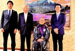 メダルを胸に関係者と記念写真に納まる森選手＝７日、米子市役所
