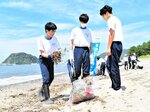 ごみを拾い集める生徒たち＝２０日、香美町香住区七日市の香住浜海水浴場