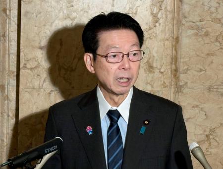 　国会内で記者会見し、電気・ガス料金の支援策を発表する武藤経産相＝２７日午前