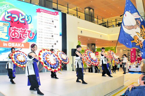 ステージで華やかな演舞を披露した「百花繚蘭」のメンバー＝２４日、門真市