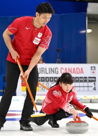 　１次リーグのノルウェー戦でプレーする松村千秋（右）、谷田康真組＝フレデリクトン（共同）