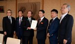 平井知事（右から３人目）に要望書を手渡す吉田会長（同４人目）＝１８日、鳥取県庁