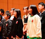オーケストラの音色に合わせて元気に歌う児童＝６日、倉吉未来中心