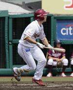 　２回楽天１死一、二塁、小深田が中前に先制打を放つ＝楽天モバイルパーク