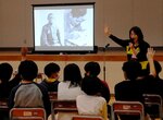 水木さんの体験を基にした動画を使って行われた平和学習＝６日、境港市麦垣町の中浜小