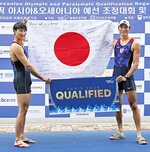 男子軽量級ダブルスカルで１位となってパリ五輪出場権を獲得し、ポーズをとる宮浦真之（右）、古田直輝組＝２１日、韓国忠州（共同）