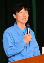 環境問題について講演する滝沢さん＝１３日、米子市皆生温泉３丁目の市観光センター