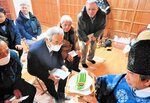 ミョウガの育ち具合を確認する氏子役員ら＝１１日、新温泉町竹田の面沼神社