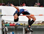男子走り高跳びで２㍍０３を成功させて頂点に立った渡辺陽斗＝ヤマタスポーツパーク陸上競技場