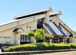 開館３０周年の節目を迎えた加藤文太郎記念図書館＝新温泉町浜坂