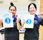 バドミントン女子ダブルス２部で３位に輝いた田中さん（左）と佐藤さん