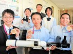 分光器開発について発表し、上位入賞した科学部員ら＝５月２９日、米子市彦名町の米子高専