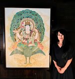 今回出展する「孔雀明王」のそばに立つ仏絵師の荒木さん＝安来市伯太町母里の旧奥野邸