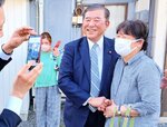 応援演説に詰めかけた支援者と記念撮影に応じる石破氏＝１９日、島根県奥出雲町三成