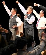 気勢を上げる関係者ら＝１１日、米子市の米子コンベンションセンター