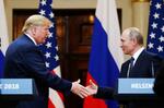 　ロシアのプーチン大統領（右）と握手するトランプ米大統領＝２０１８年７月、フィンランド・ヘルシンキ（ＡＰ＝共同）