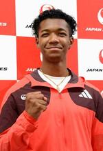 　陸上ダイヤモンドリーグ第２戦から帰国し、取材に応じる男子１１０メートル障害の村竹ラシッド＝４日、羽田空港