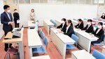 採用担当者（左）の説明に耳を傾ける学生ら