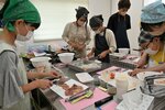 タンドリーチキン用の鶏肉を切る参加者＝８日、鳥取市湖山東２丁目のサンマート湖山店