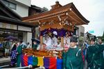 　高野山「青葉まつり」のハイライト「花御堂渡御」で、青葉娘らを乗せて進む山車＝９日午後、和歌山県高野町