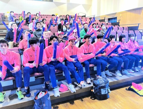 スティックバルーンを打ち鳴らし、岡本選手を応援する参加者ら