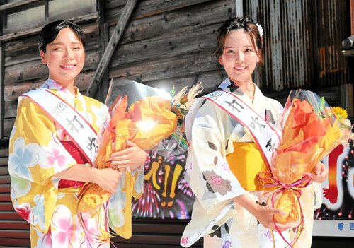 「打吹天女」に決まり、花束を受け取った山田さん（左）と小椋さん＝５日、倉吉市役所第２庁舎駐車場特設ステージ
