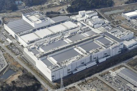 　シャープ亀山工場の第２工場（手前）