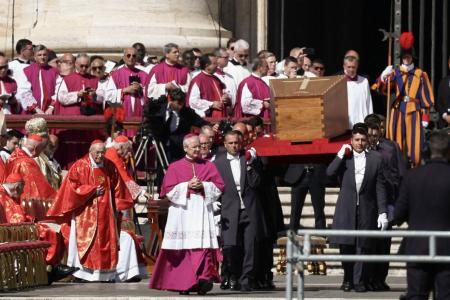 　２６日、バチカンのサンピエトロ広場で営まれた葬儀で運ばれるローマ教皇フランシスコのひつぎ（ロイター＝共同）
