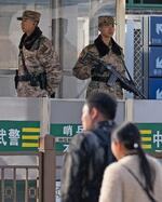 　北京駅前を警戒する武装警察＝６日（共同）