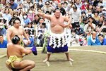 夏巡業最終日に横綱土俵入りを務める照ノ富士＝富山県氷見市