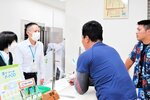 訓練で反社会的勢力の人物役の署員（右２人）に対応する職員＝香美町香住区の但馬信用金庫香住支店