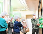 福本社長（右）から酒造りの工程の説明を受ける部員＝香美町香住区小原の香住鶴