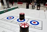 “お仕事”をテーマにしたオリジナル競技を楽しむ参加者ら