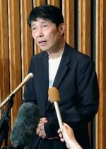 　申し入れの後、取材に応じる群馬県の山本一太知事＝２６日午前、東京都千代田区