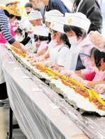ロング巻きずし作りにチャレンジする子どもたち