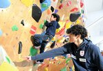 子どもたちに体の使い方や足場の位置をアドバイスする楢崎選手（手前）＝２日、倉吉体育文化会館