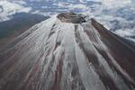 　１１月６日、積雪した富士山。翌７日に最も遅い初冠雪が発表された