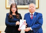 ＪＡＩＦＡ鳥取県協会の福田会長（左）から目録を受け取った県社協の藤井会長