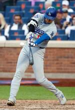 　メッツ戦の８回、１４号２ランを放つドジャース・大谷＝ニューヨーク（共同）