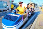 子どもたちの人気を集めたミニスーパーはくと＝２２日、倉吉市明治町