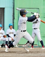  １回戦・下関国際―鳥取城北　鳥取城北は五回、１死二塁から竹下が中前適時打を放ち１点を返す＝岡山県倉敷市営球場 