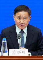 　記者会見する中国人民銀行の潘功勝総裁＝７日、北京（共同）