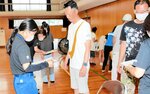 避難所の設営訓練で住民の健康状態を確認する保健師ら＝２５日、香美町香住区の香住小体育館