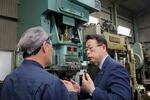　自動車部品の製造業者を視察する公明党の西田幹事長（右）＝１９日午前、名古屋市