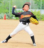 力投　ミットめがけてこん身の一球を投げ込む