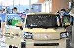 被災地に向かうため車に乗り込む平野さん（左）と岩田さん＝５日、米子市錦海町３丁目の錦海リハビリテーション病院