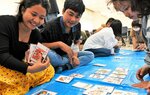 防災かるたで避難の際の注意点などを学ぶ技能実習生＝２４日、鳥取市湖山町東２丁目のサンマート湖山店会議室