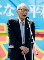　護憲派の集会でスピーチする被団協代表委員の田中熙巳さん＝３日午後、東京都江東区