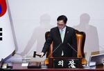 　７日、ソウルの韓国国会で、尹錫悦大統領の弾劾訴追案の採決に先立ち木づちを打ち鳴らす禹元植議長（共同）
